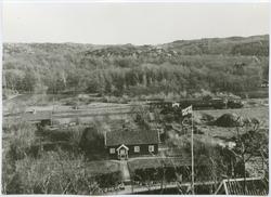 Före detta stationsinspektor J.Olssons stuga med ett tåg mot