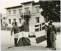 Söderhamns Stationshus .100-årsdagen .  Personal uppvisande av flagga.