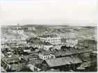 Söderhamn före branden 1876. Rådhuset syns mitt i bilden.Gamla Stationshuset till vänster i bild nedanför kyrkan.