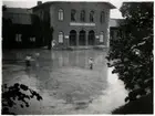 Översvämning invid stationshuset Södertälje 1925 efter ett häftigt regn.