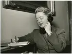 Bokhållare Ulla Rydin, Generaldirektörens sekreterare på Expedition December 1955. Samt Karin Zetterlund. SJ Nytt 1/56.