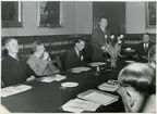 Generaldirektör H. E. Stokke stående till vänster Generaldirektör Erik Upmark, NSB, vid första besöket i järnvägstyrelsen, våren 1951.
