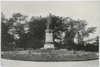 En staty över Nils Ericson av John Börjeson restes 1893 i den dåvarande Järnvägsparken i Stockholm (som låg söder om stationshuset, men som försvann då Centralbron byggdes), men flyttades under 1960-talet till sin nuvarande plats utanför Stockholms centrals huvudingång på Vasagatan.