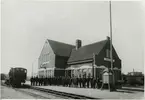 Personalen uppställda för fotografering vid Trelleborg F:s station.
Loket i bild är ett Statens Järnvägar, SJ Ke.