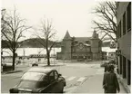 Ulricehamn stationshus, från gatusidan. I förgrunden syns en Saab V4. På spåret står ett motorvagnståg.