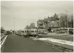 Ulricehamn station, på spåret rälsbussarna Statens Järnvägar  SJ Y7 1169 och SJ Y7 1246. Till höger syns Volvo SJ Buss linje  263 och 131.