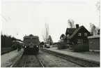 Ulriksfors station.
Motorvagnar Statens Järnvägar, SJ Y1 1305 och SJ Y1 1359.