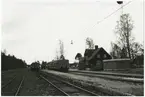 Ulriksfors station. Motorvagnar Statens Järnvägar, SJ Y1 1305 och SJ Y1 1359.