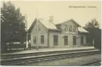 Järnvägsstationen i Vadstena från spårsidan.