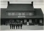 Gruppfoto utanför stationshuset av personalen i Vagnhärad.