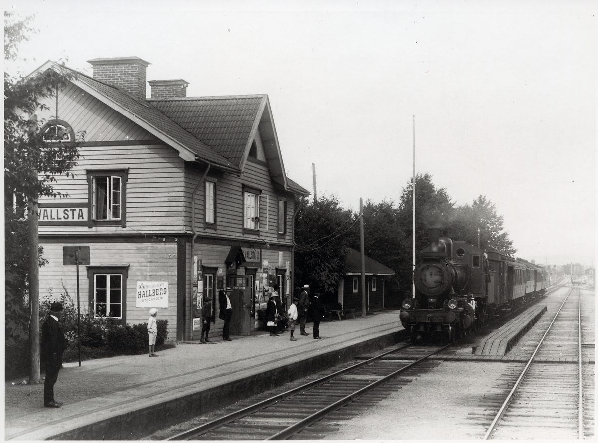 Vallsta station anlades år 1880 och moderniserad 1947.