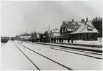 Örebro - Köpings Järnväg. Köping Hults Järnväg, KHJ lok 13. Framför Vanneboda stations hus i  början av 1900 talet.