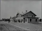 Stationsinspektör Hårleman, Källarmästare Lydecker, Skriv Hel Svensson, Lydeckersson, Schaktmästare Lundin Statinskarlsförman Kronm Stationskarl Stehn, ingengör Siecersson vid bryggan.
Foto taget då järnvägen ej var färdig å öppnad längre än till Vansbro (öppnades 1/11 1890.