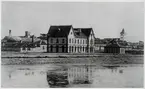 Varberg station i sitt ursprungliga skick i början på 1880-talet. Obs. endast 2 spår utlagda och stationens tvåvingade semafor placerad mitt framför stationshuset.