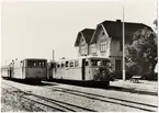 Skövde - Axvalls Järnväg, SAJ, Tågmöte på Varnhem station. Hilding Carlsson motorvagn tillhörande SJ.