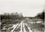 Borås - Ulricehamns Järnväg, BUJ, Väntkuren ligger söder om stationen, det vita huset är stationshuset.