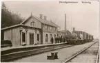 Frövi - Ludvika Järnväg, FLJ,  Personal uppställd för fotografering, en tralla syns till vänster i bild. Denna station revs 1911.