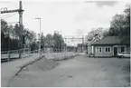 Viggbyholm öppnad först som hållplats 1903 och sedan som station 1908. En- och enhalvvånings stationshus i trä. Under 1940-talet moderniserades och ombyggdes stationen. Bangården utbyggdes 1945 med ett nytt stickspår och fick 1946 en tretons elektrisk lyftkran. Godstrafiken upphörde 1960.