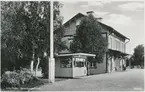 Station anlagd 1892. Tvåvånings stationshus i trä. Byggnaden blev 1923 ombyggd invändigt, och sammanbyggd med godsmagasinet. Hela stationen moderniserades 1933. Mekanisk växelförregling. Godstrafiken upphörde 1989.