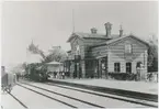 Stationen öppnad 1865. En- och enhalvvånings stationshus i tegel. Huset ritades av arkitekten C Adelsköld. Godstrafiken nedlagd 1990.