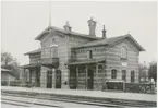 Stationen öppnad 1865. En- och enhalvvånings stationshus i tegel. Huset ritades av arkitekten C Adelsköld. Godstrafiken nedlagd 1990.