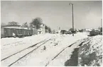 Visby station öppnad öppnad 1878 av Gotland Järnvägar, GJ. Då byggdes tvåvånings stationshus i sten. Nytt magasin uppfördes 1912. Rälsbussgarage med fyra portar byggdes 1945. GJ förstatligades 1947. Den allmänna trafiken lades ned 1960. Enskild godstrafik i Visby Andelsslakteris regi bedrevs på sträckan Slakteriet-Visby hamn fram till maj 1962.