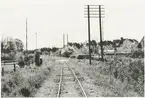 Linjebild vid Gotlands Järnväg.  GJ var det första och största järnvägsbolaget på Gotland. Järnvägen förstatligades 1947. Den allmänna trafiken lades ned 1960. Enskild godstrafik i Visby Andelsslakteris regi bedrevs på sträckan Slakteriet-Visby hamn fram till maj 1962.