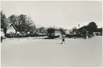 Del av bangården vid Visby stationen. Visby station öppnad öppnad 1878 av Gotland Järnvägar, GJ. Då byggdes tvåvånings stationshus i sten. Nytt magasin uppfördes 1912. Rälsbussgarage med fyra portar byggdes 1945. GJ förstatligades 1947. Den allmänna trafiken lades ned 1960. Enskild godstrafik i Visby Andelsslakteris regi bedrevs på sträckan Slakteriet-Visby hamn fram till maj 1962.