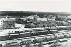 Värnamo station. Halmstad-Nässjö Järnväg, HNJ. Första stationshuset byggdes 1877 och revs 1995 för att det stod i vägen för en planerad  vägkorsning. Första lokstallet byggdes 1875 men revs 1894 och ett nytt byggdes på annan plats på bangården. Ett nytt stationshus byggdes 1899 av Skånes-Smålands Järnväg, SSJ men byggnaden användes aldrig som järnvägsstation då SSj och HNJ enades om att använda HNJ station. 1902 byggdes ett nytt gemensamt stationshus vid godsmagasinet. 1903 anslöts Borås- Alvesta, BAJ hit och då byggdes ett nytt godsmagasin som  bekostades av BAJ. Detta magasin tillbyggdes 1918 och 1935. HNJs gamla stationshus flyttades 1902 och blev bostads- och överliggningshus.