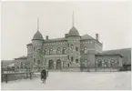 Värnamo station. Halmstad-Nässjö Järnväg, HNJ. Första stationshuset byggdes 1877 och revs 1995 för att det stod i vägen för en planerad  vägkorsning. Första lokstallet byggdes 1875 men revs 1894 och ett nytt byggdes på annan plats på bangården. Ett nytt stationshus byggdes 1899 av Skånes-Smålands Järnväg, SSJ men byggnaden användes aldrig som järnvägsstation då SSj och HNJ enades om att använda HNJ station. 1902 byggdes ett nytt gemensamt stationshus vid godsmagasinet. 1903 anslöts Borås- Alvesta, BAJ hit och då byggdes ett nytt godsmagasin som  bekostades av BAJ. Detta magasin tillbyggdes 1918 och 1935. HNJs gamla stationshus flyttades 1902 och blev bostads- och överliggningshus.