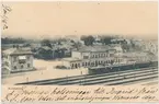 Wernamo station. Halmstad-Nässjö Järnväg, HNJ. Första stationshuset byggdes 1877 och revs 1995. för att det stod i vägen för en planerad  vägkorsning. Första lokstallet byggdes 1875 men revs 1894 och ett nytt byggdes på annan plats på bangården. Ett nytt stationshus byggdes 1899 av Skånes-Smålands Järnväg, SSJ men byggnaden användes aldrig som järnvägsstation då SSj och HNJ enades om att använda HNJ station. 1902 byggdes ett nytt gemensamt stationshus vid godsmagasinet. 1903 anslöts Borås- Alvesta, BAJ hit och då byggdes ett nytt godsmagasin som  bekostades av BAJ. Detta magasin tillbyggdes 1918 och 1935. HNJs gamla stationshus flyttades 1902 och blev bostads- och överliggningshus.