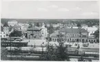 Värnamo station. Utsikts från Strandbergskulle. Halmstad-Nässjö Järnväg, HNJ. Första stationshuset byggdes 1877 och revs 1995. för att det stod i vägen för en planerad  vägkorsning. Första lokstallet byggdes 1875 men revs 1894 och ett nytt byggdes på annan plats på bangården. Ett nytt stationshus byggdes 1899 av Skånes-Smålands Järnväg, SSJ men byggnaden användes aldrig som järnvägsstation då SSj och HNJ enades om att använda HNJ station. 1902 byggdes ett nytt gemensamt stationshus vid godsmagasinet. 1903 anslöts Borås- Alvesta, BAJ hit och då byggdes ett nytt godsmagasin som  bekostades av BAJ. Detta magasin tillbyggdes 1918 och 1935. HNJs gamla stationshus flyttades 1902 och blev bostads- och överliggningshus.