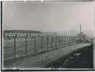 Värtan. Frihamnen. Statens Järnvägar, SJ. Banan öppnades 1882.  Provelektrifiering genomfördes1905 men den lades ner. 1940 elektrifierades banan slutgitligt.