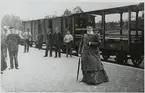 Sångerskan Kristina Nilsson på Åseda järnvägsstation 1904.