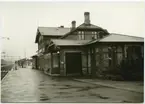 Stationshuset i Ängelholm från spårsidan.