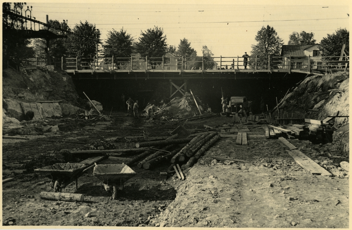 Byggnation av Nobeltunneln vid centralstationen i Örebro. Bilden är tagen mot väster.