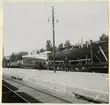 Östersund station. Statens Järnvägar, SJ. En fartygstransport till Storuman passerar Östersund 1923.
Fartygen är Äran och Turisten.
Fartygens historik: 
Fartyget har bytt namn i följande ordning: Brunnsviken, Ingarö Strand och Äran. Levererad 1873 av Lindholmens varv i Göteborg och upphuggen 1941. Längd ö.a. 17,81  m och bredd 3,84 m.
Fartyget har bytt namn i följande ordning: Trossö, Eva, Turisten och Stor-Nila.  Levererad av Ljunggrens Verkstad 1891. Längd ö.a. 16,00 m, största bredd 3,71 m och djupgående 1,0 m.
Efter ombyggnad, nya mått: Längd ö.a. 19,10 m, största bredd 3,80 m och djupgående 1,80 m.bredd 3,80 m och djupgående 1,80 m.