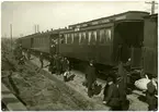 Den häftiga vårfloden i Sidsjöbäcken, 600 meter väster om Sundsvall Västra, gjorde att trumman under järnvägen, kvällen den 5 maj 1919, spolades bort varvid även en stor del av banvallen förstördes och tågtrafiken stoppades.
Vagnarna på bilden är från höger SJ D1 753, C3a 1410, C3d 2189 samt ABo1 och CFo1.