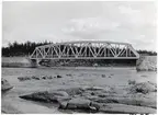 Bro över Vindelälven mellan Sandsele och Blattnikelse. Spannet är cirka 72 meter långt.