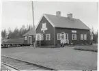 Vojmåns envånings stationshus och är byggt i trä och sammanbyggt med godsmagasinet. 1923 anlades hållplats.