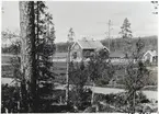 Envånings stationsstuga i trä, som är sammanbyggt i vinkel med godsmagasinet, 1927 anlades en hållplats. Gubbergets stationsstuga är nummera privat ägt och används som fritidshus.