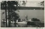 Resande på ångfartyget Äran. Ångbåtsbryggan i Storuman. Fartyget skrotades 1941.