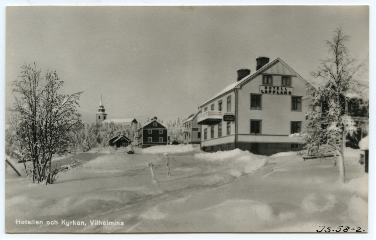Vykort från F.H. Sörlins Pappershandel Vilhelmina.  Hotellen och kyrkan, Vilhelmina. Hotell Lappland.