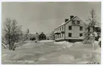 Vykort från F.H. Sörlins Pappershandel Vilhelmina.  Hotellen och kyrkan, Vilhelmina. Hotell Lappland.