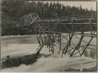 Järnvägsbrobygge vid Stora Luleälven.
Provisorisk landsvägsbro vid Stora Luleälven.