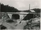 Förberedelse för dubbelspår linjen Järna-Katrineholm.
Bro vid Mälby.