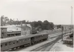 Foto tagit över bangård och lokstall, personvagn TGOJ 3 klass. Stationen öppnad 1877 01 01.