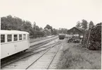 Närmast i bild Motorvagn TGOJ B17,  stationen i bakgrunden till höger. Station öppnad 1876-07-01.