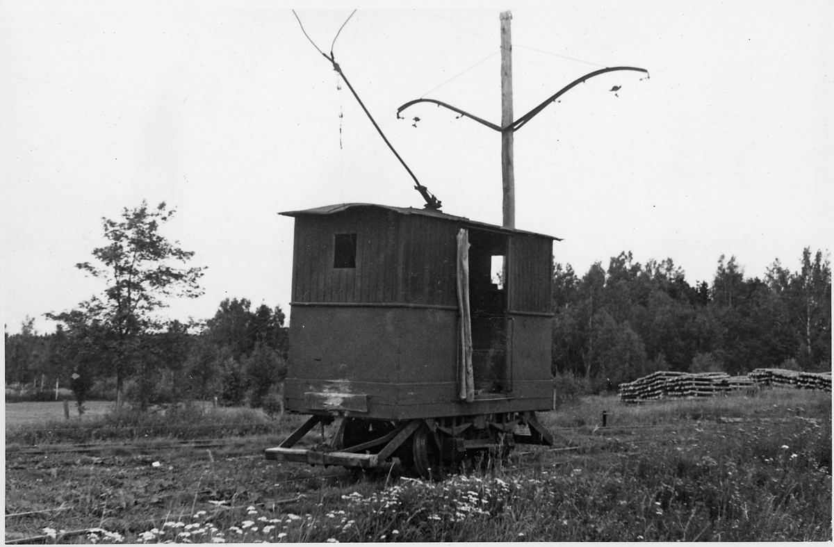 Ellok vid den elektrifierade smalspårsbanan Stockås-Mullhyttemo mellan Stockås torvströfabrik och Mullhyttemo station.
Bilden tagen i samband med den stundande elektrifieringen av den närliggande normalspåriga sträckan mellan Örebro - Svartå.