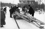 Elektrifieringsarbete på linjen strax söder om Hasselfors station.